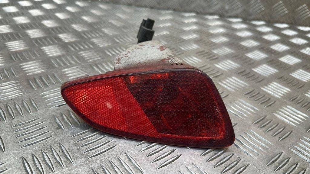 FORD FİESTA SAĞ ARKA TAMPON REFLEKTÖRÜ