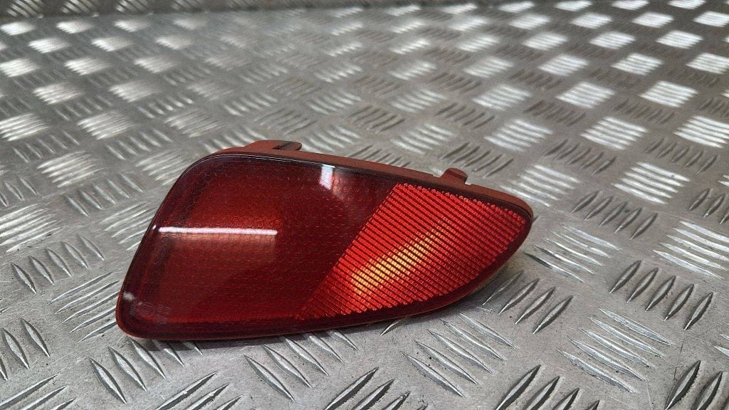 FORD FİESTA SAĞ ARKA TAMPON REFLEKTÖRÜ