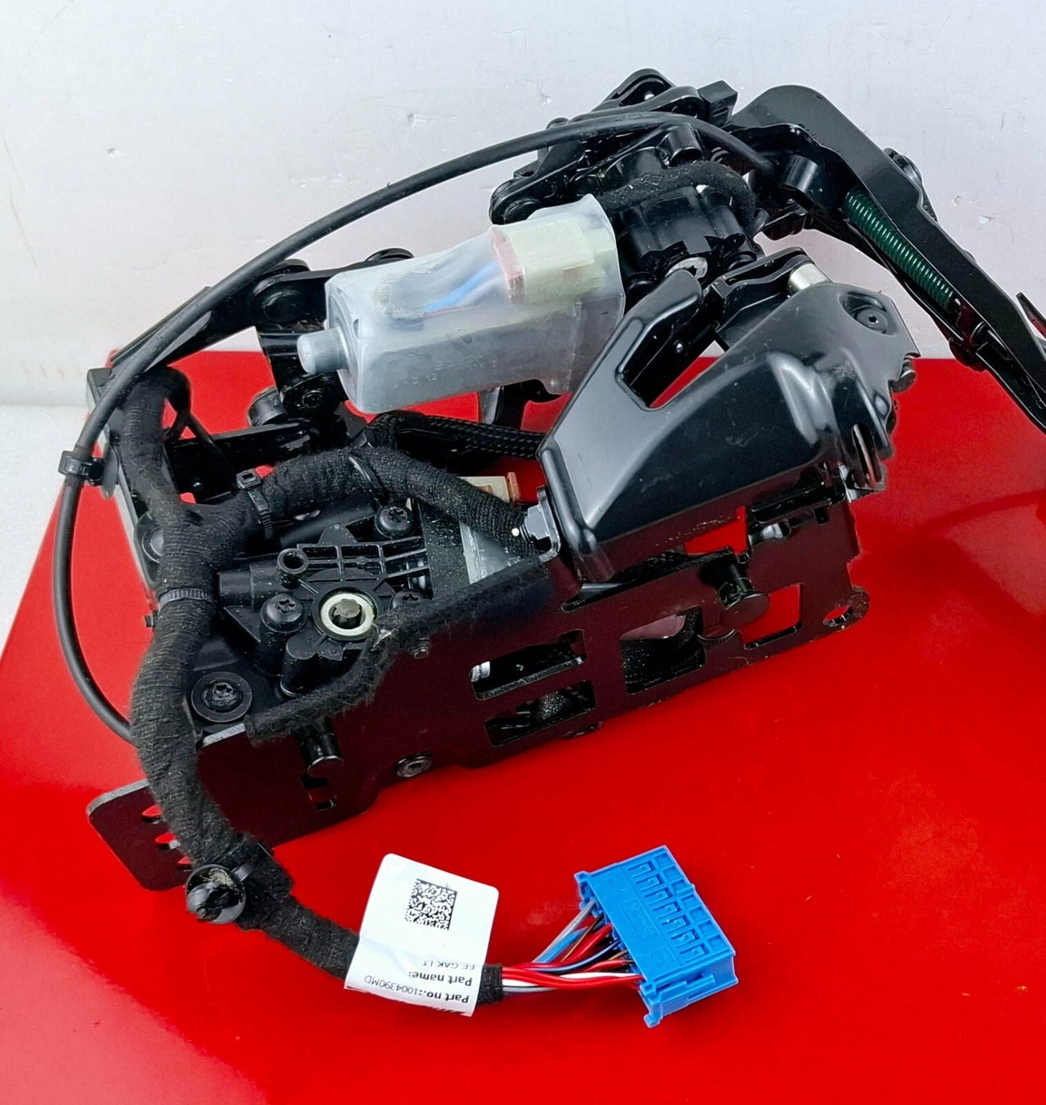 MERCEDES AMG SOL ARKA MENTEŞE BRAKETİ