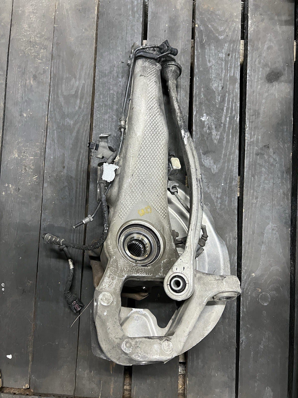 PORSCHE TAYCAN SAĞ ÖN TAŞIYICI