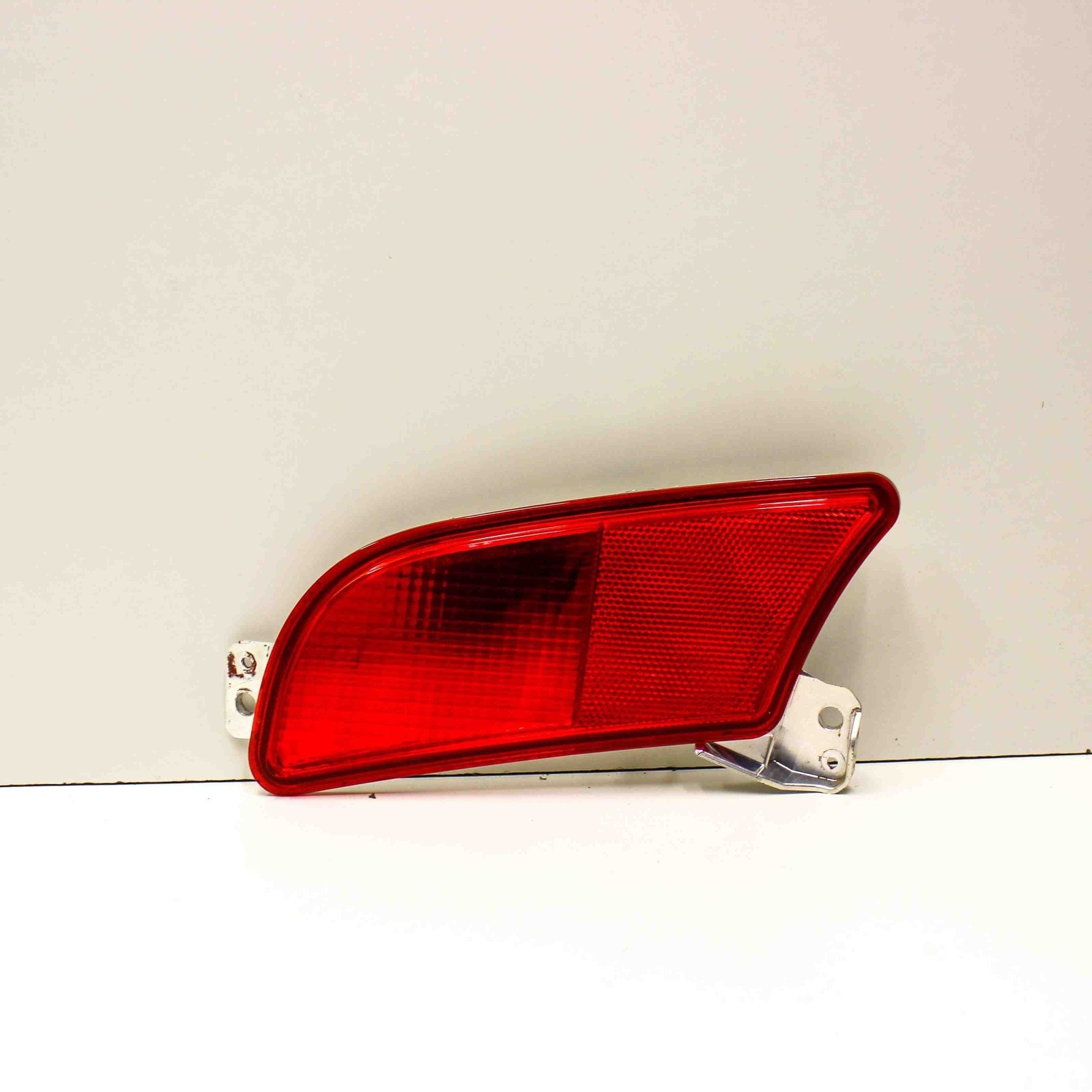 FORD KUGA SAĞ ARKA TAMPON REFLEKTÖRÜ