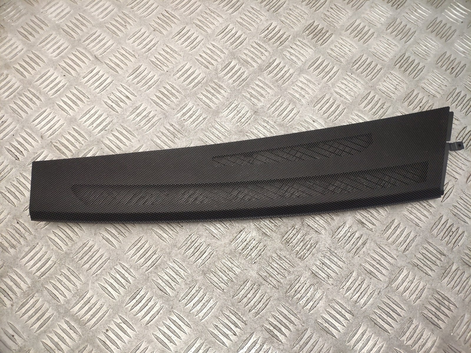 MERCEDES W204 GÖĞÜS IZGARASI SOL TARAF (KAHVERENGİ) ÖN CAM İÇ