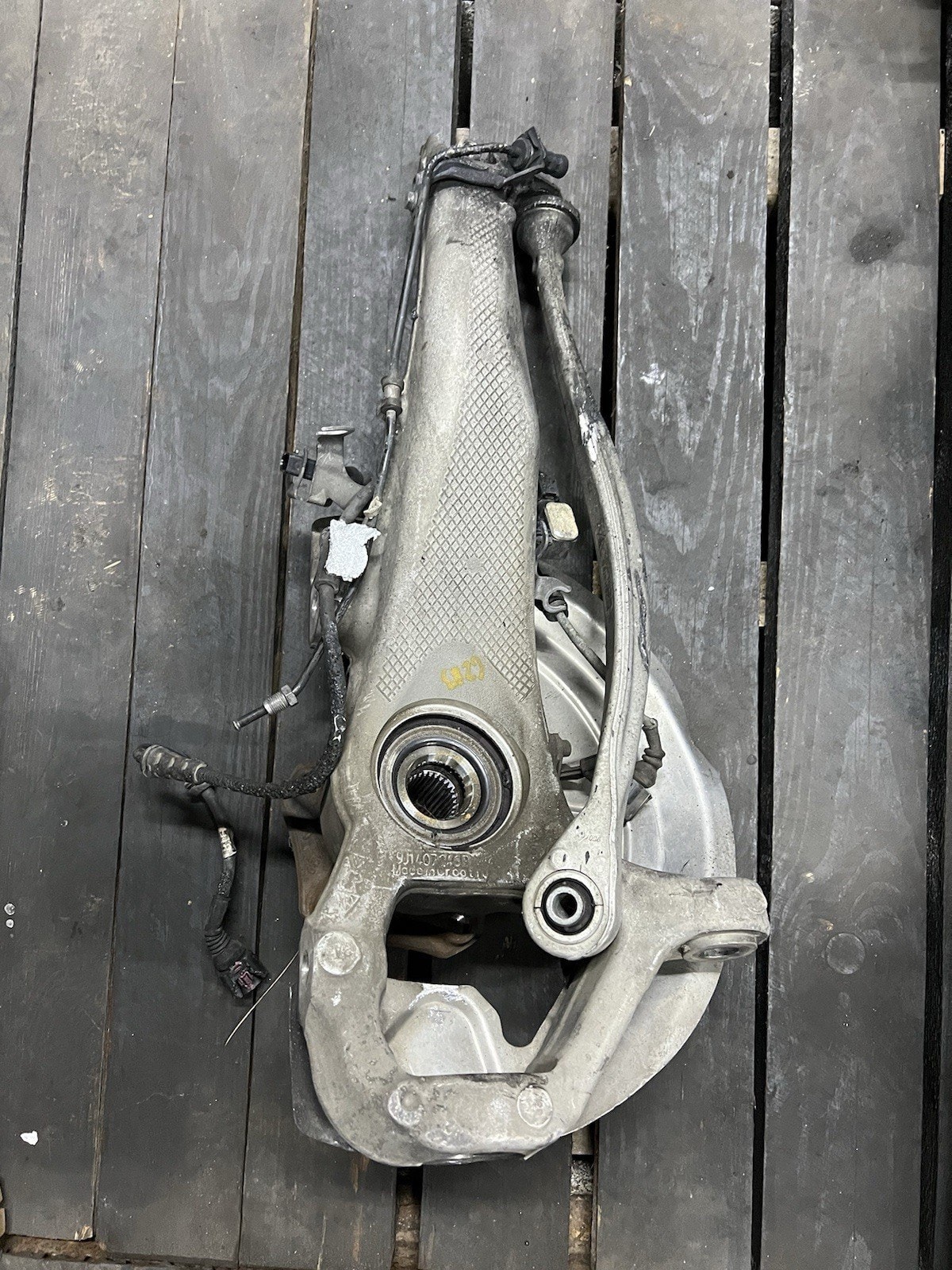 PORSCHE TAYCAN SAĞ ÖN TAŞIYICI