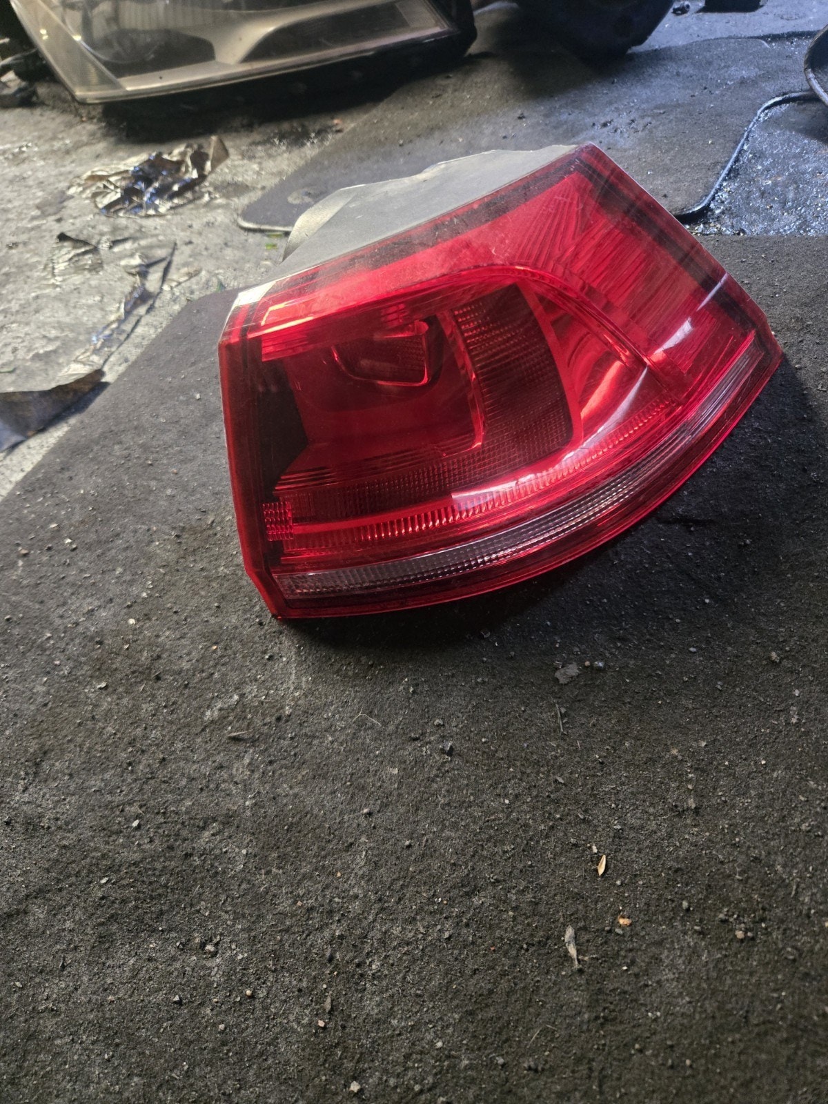 VOLKSWAGEN GOLF 7 SAĞ STOP LAMBASI DIŞ